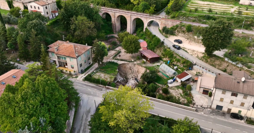 Alluvione Marche, voragine tra le case a Pergola: le immagini dal drone