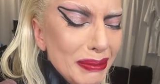 Copertina di Fulmini sul concerto di Lady Gaga, lei interrompe lo show e scoppia in lacrime: “Andate a casa, vi prego” – VIDEO