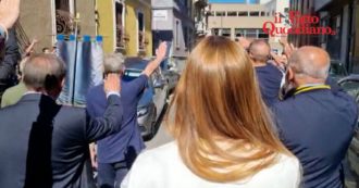 Milan, councilor La Russa (FdI) gives the Roman salute at a funeral.  Protests by the Pd and M5s after the video of ilfattoquotidiano.it