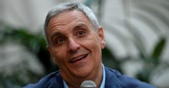 Copertina di Maurizio De Giovanni: “Meloni non incanta il Sud, la sua destra per noi è estranea”