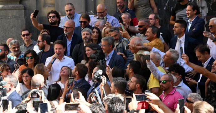 Ora Conte attacca Giorgia: “È proprio la copia di Draghi”