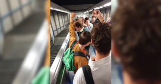 Copertina di Roma, attivisti di Fridays for Future occupano vagone della metro: “Chiediamo gratuità e investimenti nei trasporti pubblici” – Video
