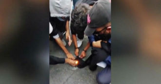 Copertina di Iran, donne danno fuoco al proprio hijab: continuano le proteste per l’uccisione di Mahsa Amini – Video