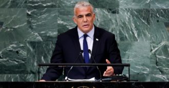 Copertina di Israele-Palestina, l’apertura di Lapid all’Onu: “Sì a due Stati”. La furia di Netanyahu e della destra nazionalista: “Ci consegna ai terroristi”