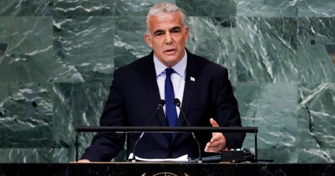 Israele-Palestina, l’apertura di Lapid all’Onu: “Sì a due Stati”. La furia di Netanyahu e della destra nazionalista: “Ci consegna ai terroristi”