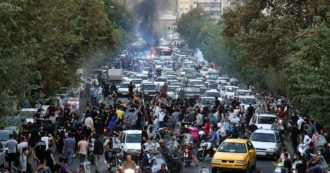 Iran, cresce il numero delle vittime durante le proteste: sono 17 per la tv di Stato, 31 per le ong. Bloccati Instagram e Whatsapp