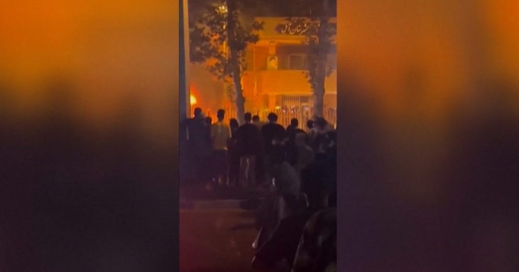 Iran, incendiato l’ufficio di un governatore nel nord del Paese durante le proteste per Mahsa Amin