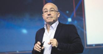 Copertina di Cingolani, il fisico più inviso agli ambientalisti risulta il politico più affidabile per Meloni e Descalzi