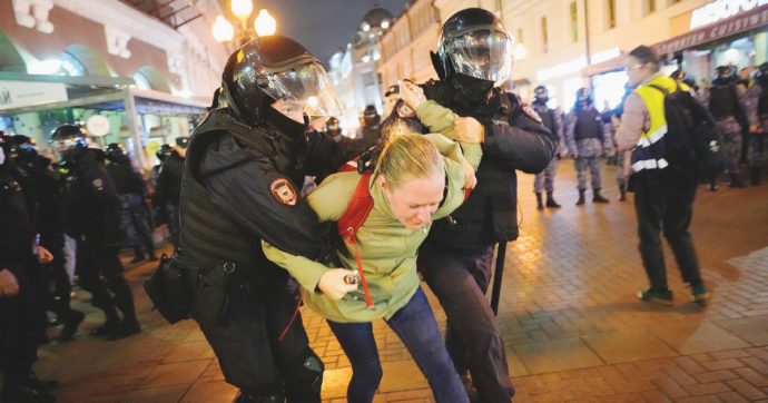 Copertina di A Mosca se protesti vai al fronte. Donbass: si vota per l’annessione