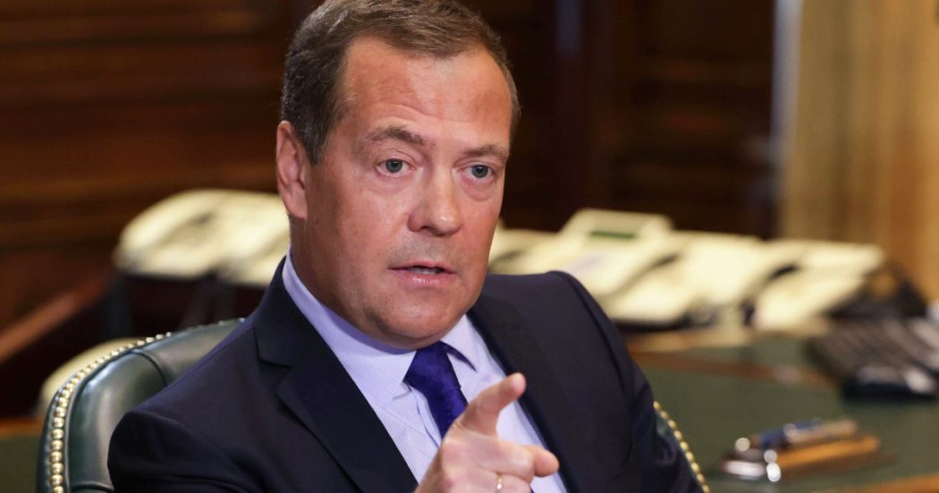 Medvedev torna a minacciare Kiev: “Disposti ad usare l’atomica per difendere i territori che annetteremo”. Ue verso nuove sanzioni a Mosca