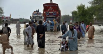 Copertina di Pakistan al collasso dopo le inondazioni: gli aiuti di Cina e India in cambio di maggiore influenza su Islamabad
