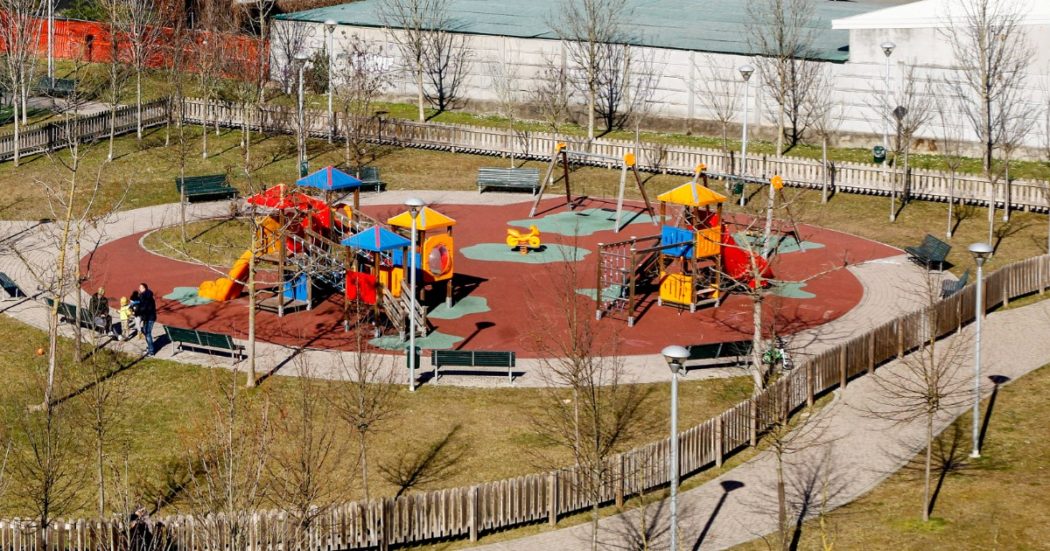 Bari, due diciassettenni aggrediti da dieci minorenni in un parco: “Non chiamate i carabinieri o vi uccidiamo”