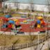 Copertina di A Milano parchi roventi: registrati fino a 76,5° sui giochi per bambini. Legambiente: “Mancano ombra e spazi verdi”