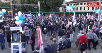 Copertina di Elezioni, Matteo Renzi sceglie i Navigli di Milano: la piazza per la chiusura della campagna elettorale non si riempie – video