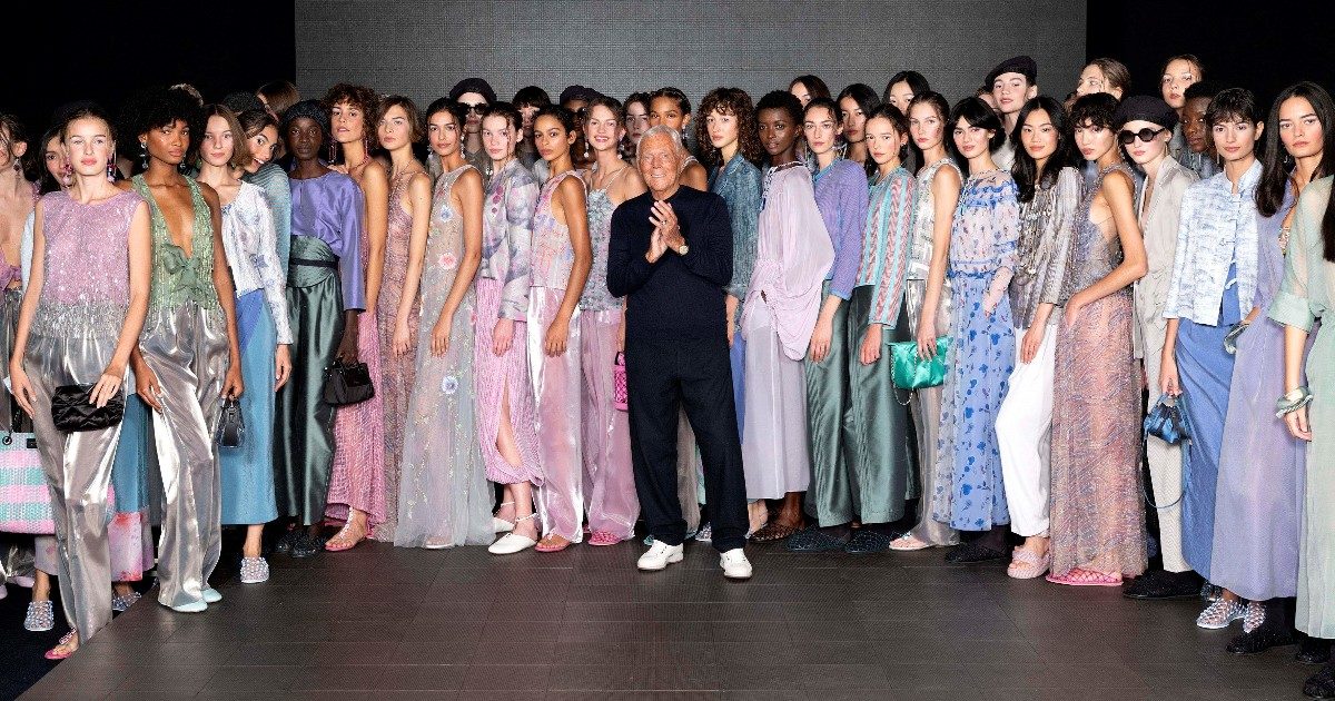 Milano Fashion Week, Emporio Armani ci regala la magia di un viaggio. Giorgio Armani: “Porto la vacanza in città” – FOTO