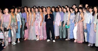 Copertina di Milano Fashion Week, Emporio Armani ci regala la magia di un viaggio. Giorgio Armani: “Porto la vacanza in città” – FOTO