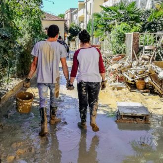 Copertina di Alluvioni, perché accadono e come proteggerci dal disastro