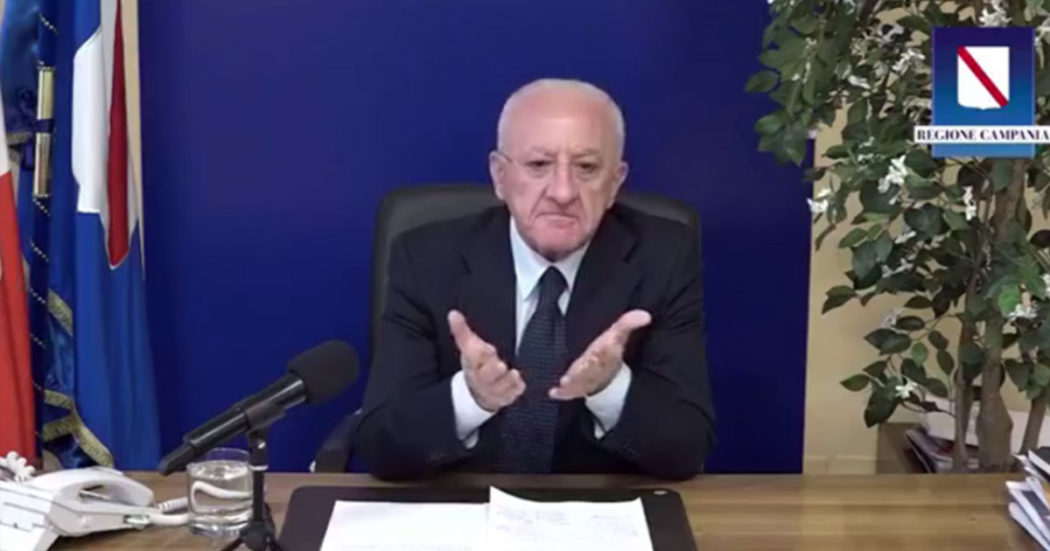 De Luca: “Meloni sui manifesti è Monroe, al naturale è sora Cecioni. È una destra di squinternati, un mix di ciucciaggine e arroganza”