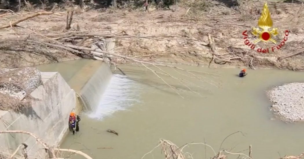 Alluvione Marche, continua la ricerca di uno dei due dispersi: sommozzatori dei vigili del fuoco al lavoro nel torrente Nevola