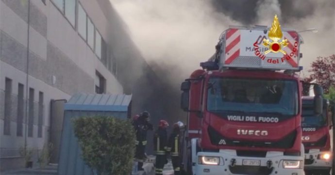 Copertina di Incendio a Bari, in fumo magazzino ditta cinese