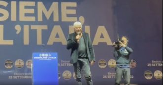 Copertina di Elezioni, Pino Insegno sul palco del centrodestra: cita il Signore degli anelli per presentare Giorgia Meloni (video)
