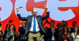 Copertina di Letta parla sul palco: capannello dei big Pd per la successione