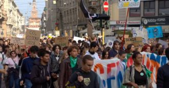 Copertina di Sciopero globale clima, migliaia di giovani ai cortei nelle città di tutta Italia. I video da Milano, Venezia e Napoli