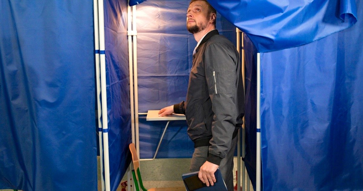 Ucraina, ‘russi armati costringono a votare’. G7: ‘Non riconosceremo mai i referendum farsa’. Mosca ammette ‘isteria’ dopo la mobilitazione