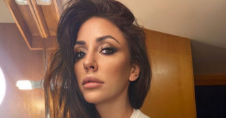 Copertina di Selvaggia Roma ha perso la bambina che aspettava: “Il suo cuore non batte più, mi tengo stretto il mio dolore”