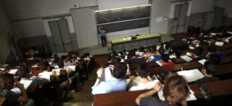 Copertina di Gli studenti Erasmus spagnoli lasciati senza casa in Italia