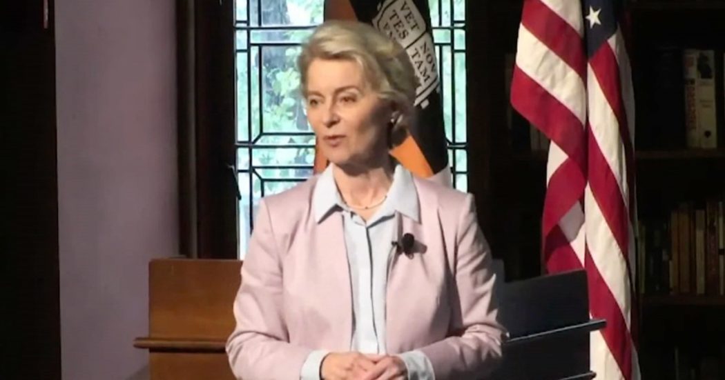 Von der Leyen: “Se in Italia va male abbiamo gli strumenti. Aspettiamo l’esito delle elezioni”. Poi cita i casi di Polonia e Ungheria