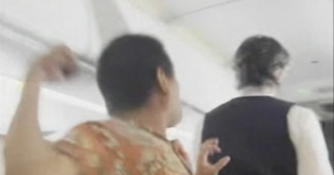 Passeggero di un aereo si alza, chiede un caffè ad uno steward e poi lo prende a pugni: rischia 20 anni di carcere Passeggero di un aereo si alza, chiede un caffè ad uno steward e poi lo prende a pugni: rischia 20 anni di carcere