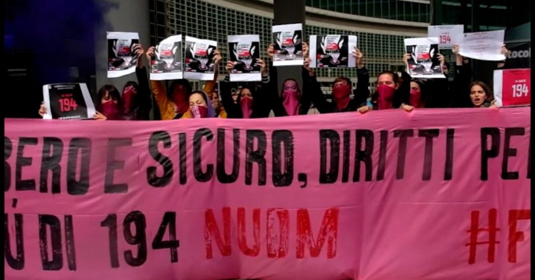 Milano, sit-in di Non una di meno per il diritto all’aborto: “Soffiano venti reazionari in tutto il mondo. E in Italia la situazione non è migliore”