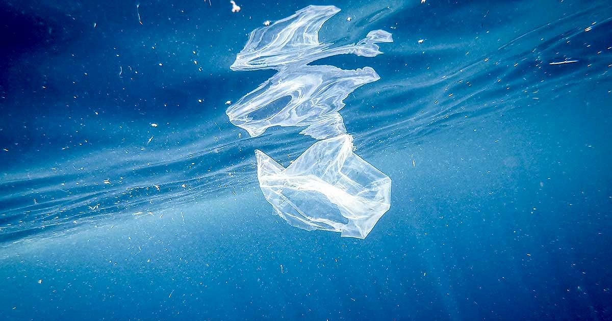 Le mani della mafia sulla produzione di shopper (illegali) in plastica. La denuncia: “4 su 10 fuori norma. Fabbricate da chi fa le compostabili”