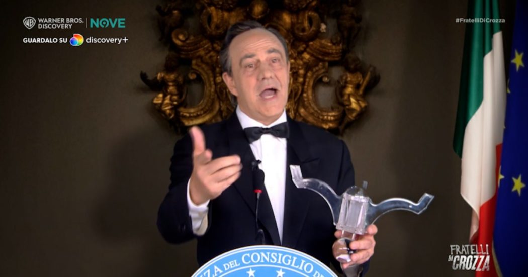 Crozza-Draghi e il premio come “statista dell’anno”: “Perché me l’hanno dato? Va bè, ci vediamo al Quirinale”