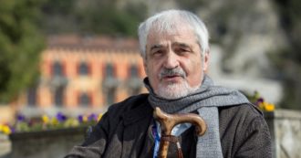 Copertina di Serge Latouche: “Noi tossicodipendenti da consumi. Ma l’austerity energetica non è la decrescita: è truffa”