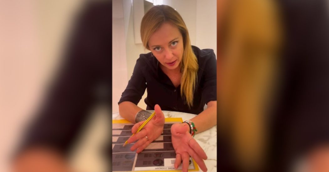 Meloni in versione teleimbonitrice: “Se non vuoi votare Fratelli d’Italia cancella il simbolo sulla scheda con una croce”
