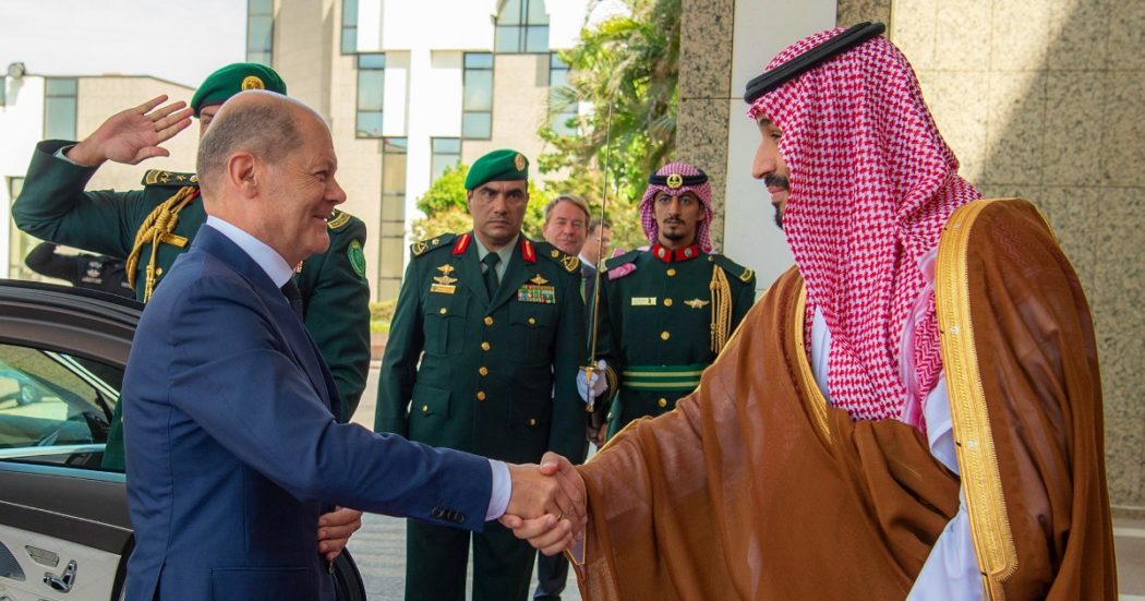Il cancelliere tedesco Scholz in visita da Mbs. Si parla di gas, ma lui precisa: “Abbiamo discusso di diritti civili e di Khashoggi”