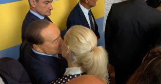 Copertina di Milano, Berlusconi vota a Milano insieme a Marta Fascina. I due si scambiano un bacio in coda al seggio elettorale