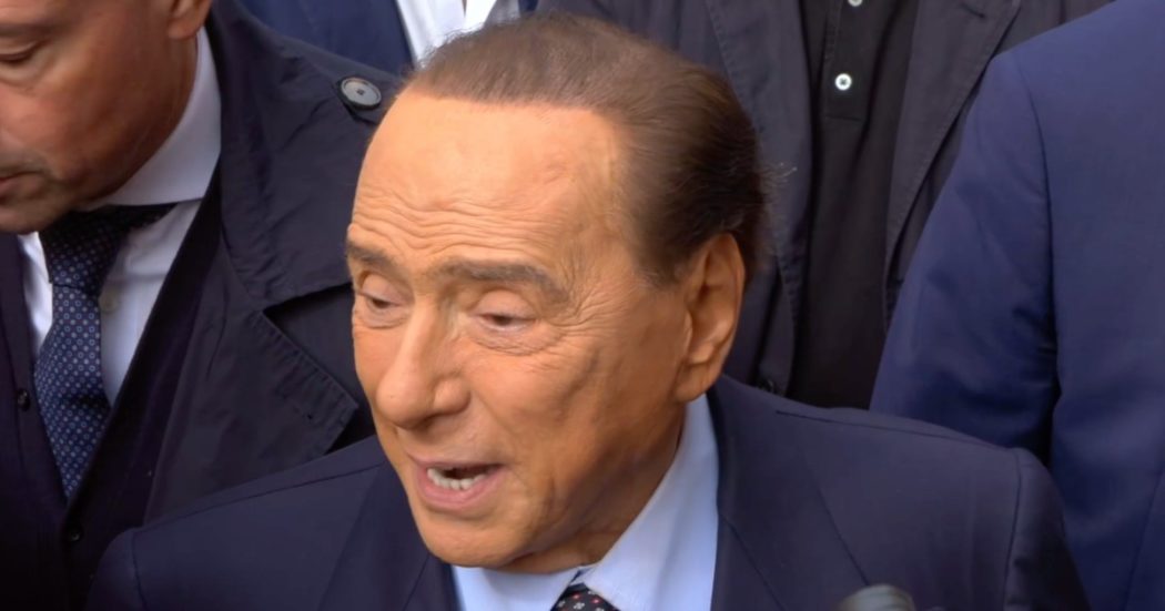 Sembra una scena di Fantozzi ma è la realtà. Berlusconi al seggio acclamato dai fan: “Ti amo”, “Onorato” e “Grande presidente!”