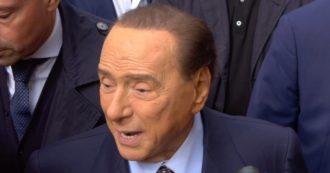 Copertina di Sembra una scena di Fantozzi ma è la realtà. Berlusconi al seggio acclamato dai fan: “Ti amo”, “Onorato” e “Grande presidente!”