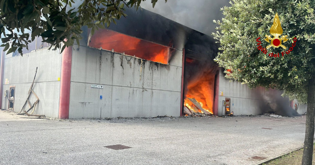 Bottecchia Cicli, maxi-incendio nell’azienda veneta di biciclette a Cavarzere. Il sindaco: “Tenete chiuse le finestre”