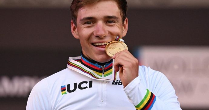 Ciclismo, Remco Evenepoel vince il Mondiale 2022: il trionfo dopo una fuga in solitaria a 25 chilometri dall’arrivo. Solo quinto Matteo Trentin
