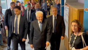 Copertina di Elezioni, il presidente della Repubblica Sergio Mattarella vota a Palermo nel seggio della scuola “Giovanni XXIII”