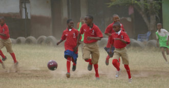 Transafricana attraversa la Tanzania tra safari, parchi paradisiaci e una partita di pallone