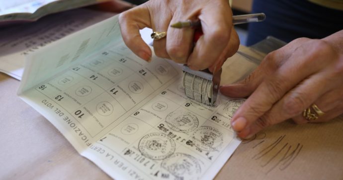 Elezioni, a Cagliari code negli uffici comunali per ritirare le nuove tessere elettorali per un problema al sistema informatico