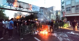 Copertina di Proteste in Iran, arrestati nove cittadini stranieri: ci sono anche italiani. Amnesty: “C’è l’ordine di reprimere a ogni costo”