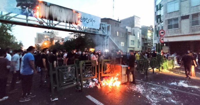 Proteste in Iran, arrestati nove cittadini stranieri: ci sono anche italiani. Amnesty: “C’è l’ordine di reprimere a ogni costo”