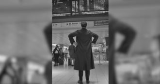 Copertina di Camicia nera, saluto romano e “i treni finalmente in orario”: il risveglio (da ridere) nella clip in stile Ventennio fascista – Video
