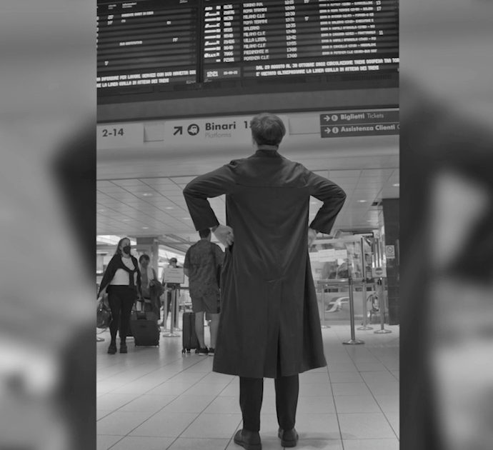 Camicia nera, saluto romano e “i treni finalmente in orario”: il risveglio (da ridere) nella clip in stile Ventennio fascista – Video
